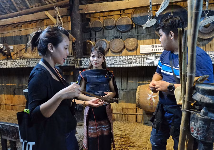 Sự hiểu biết về văn hóa của hướng dẫn viên người dân tộc thiểu số sẽ làm tăng sức hút cho các điểm du lịch nông thôn, du lịch cộng đồng. Ảnh: H.N Sự hiểu biết về văn hóa của hướng dẫn viên người dân tộc thiểu số sẽ làm tăng sức hút cho các điểm du lịch nông thôn, du lịch cộng đồng. Ảnh: H.N