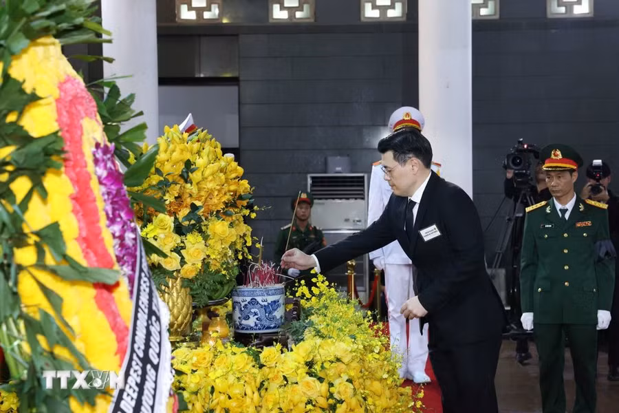 Đoàn Vương quốc Thái Lan viếng Tổng Bí thư Nguyễn Phú Trọng. (Ảnh: TTXVN) Đoàn Vương quốc Thái Lan viếng Tổng Bí thư Nguyễn Phú Trọng. (Ảnh: TTXVN)