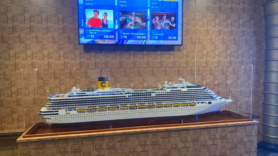 Mô hình tàu Costa Serena được đặt ở nhiều điểm trong con tàu. Ảnh: HOÀNG TRUNG Mô hình tàu Costa Serena được đặt ở nhiều điểm trong con tàu. Ảnh: HOÀNG TRUNG