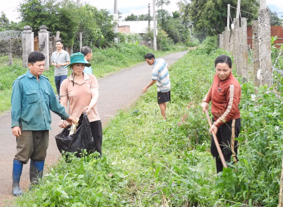 Người dân thôn 2 (xã Chư Á ,TP. Pleiku) phát động dọn vệ sinh, môi trường nông thôn xanh sạch đẹp, góp phần tạo diện mạo khởi sắc cho thôn. Ảnh: Thanh Nhật
