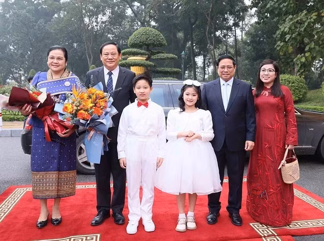 Thủ tướng Phạm Minh Chính và Phu nhân cùng Thủ tướng Lào Sonexay Siphandone và Phu nhân tại Lễ đón. (Ảnh: Dương Giang/TTXVN)