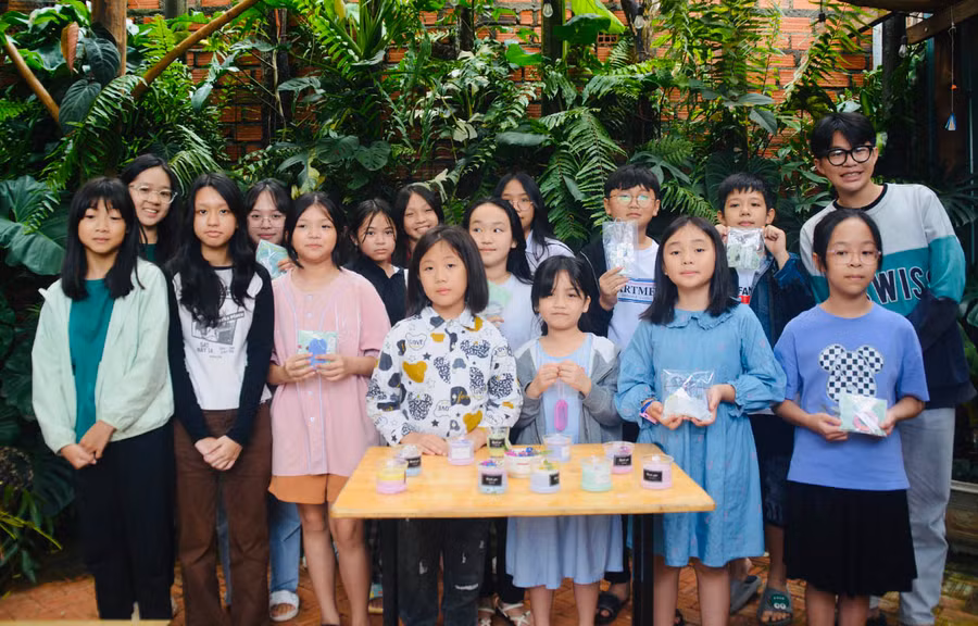 Các học viên bên sản phẩm nến thơm từ buổi workshop thực hành. Ảnh: N.T.D Các học viên bên sản phẩm nến thơm từ buổi workshop thực hành. Ảnh: N.T.D