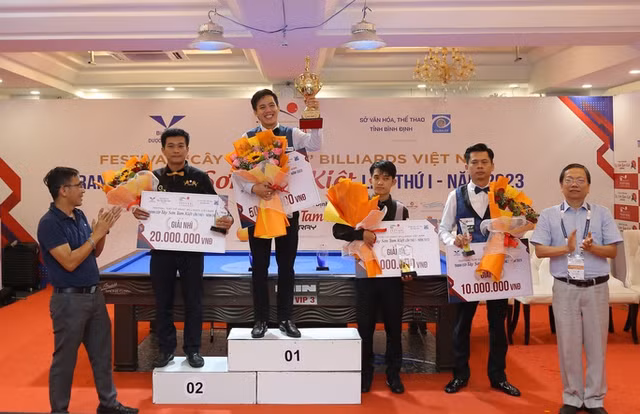 Phương Linh nhận phần thưởng 50 triệu đồng cho danh hiệu vô địch. Ảnh: CT