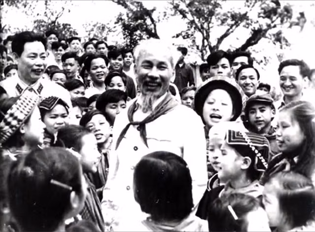 Chủ tịch Hồ Chí Minh luôn quan tâm đến thế hệ trẻ. ẢNH: TƯ LIỆU