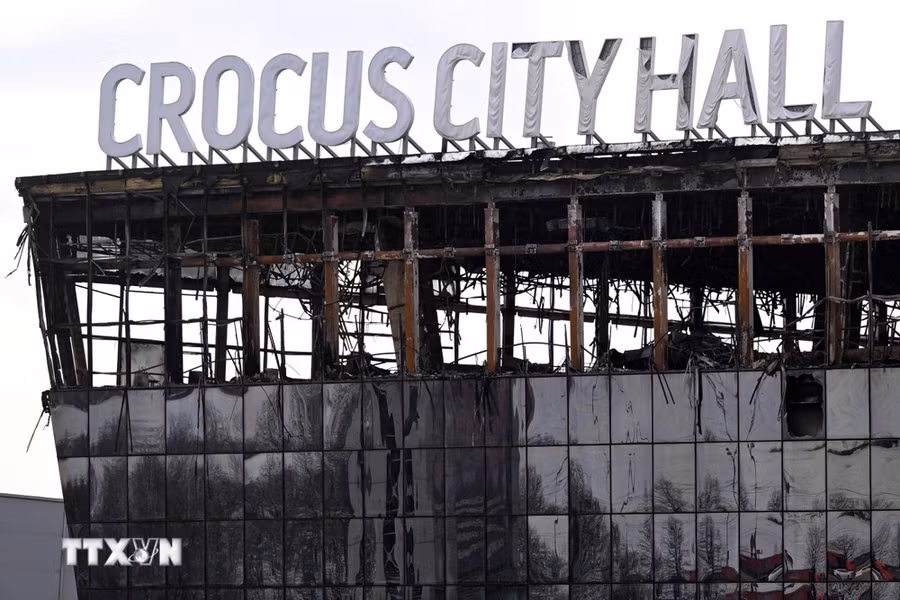 Nhà hát Crocus City Hall ở ngoại ô Moskva, Nga cháy rụi sau vụ tấn công khủng bố, ngày 26/3/2024. (Ảnh: AFP/TTXVN) Nhà hát Crocus City Hall ở ngoại ô Moskva, Nga cháy rụi sau vụ tấn công khủng bố, ngày 26/3/2024. (Ảnh: AFP/TTXVN)