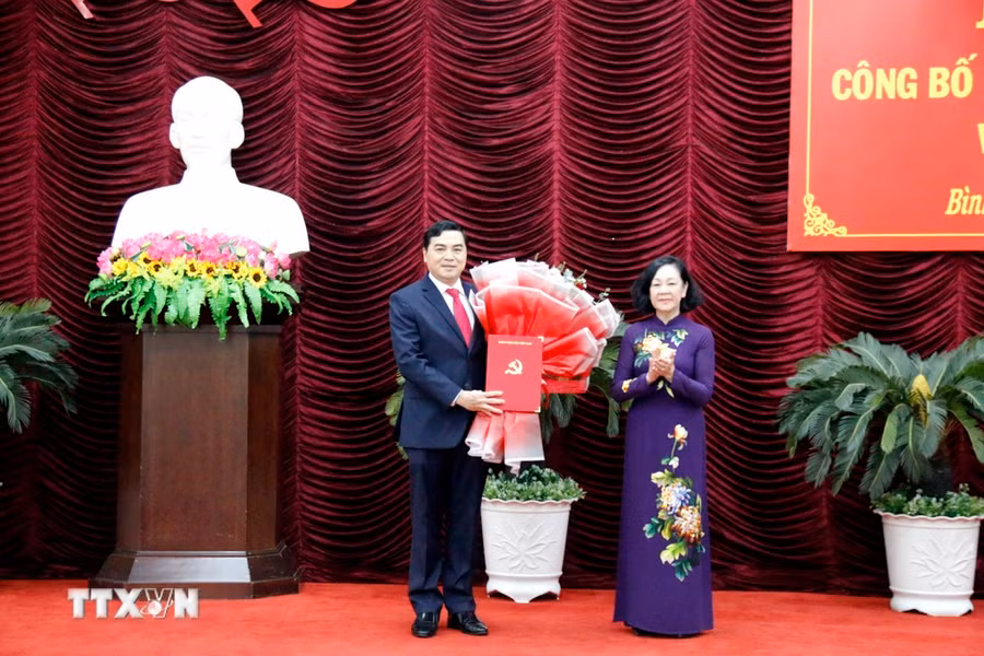 Thường trực Ban Bí thư Trương Thị Mai trao Quyết định của Bộ Chính trị chuẩn y đồng chí Nguyễn Hoài Anh giữ chức Bí thư Tỉnh ủy Bình Thuận nhiệm kỳ 2020-2025. (Ảnh: Nguyễn Thanh/TTXVN)