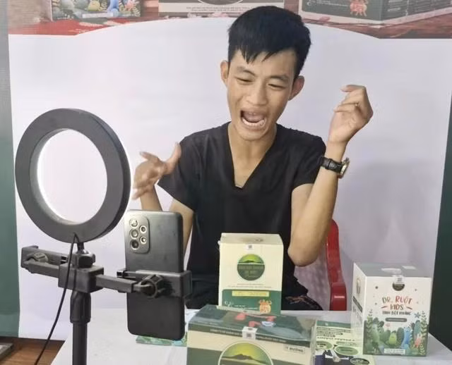 Hiếu trong một buổi livestream. Ảnh Thanh Nam