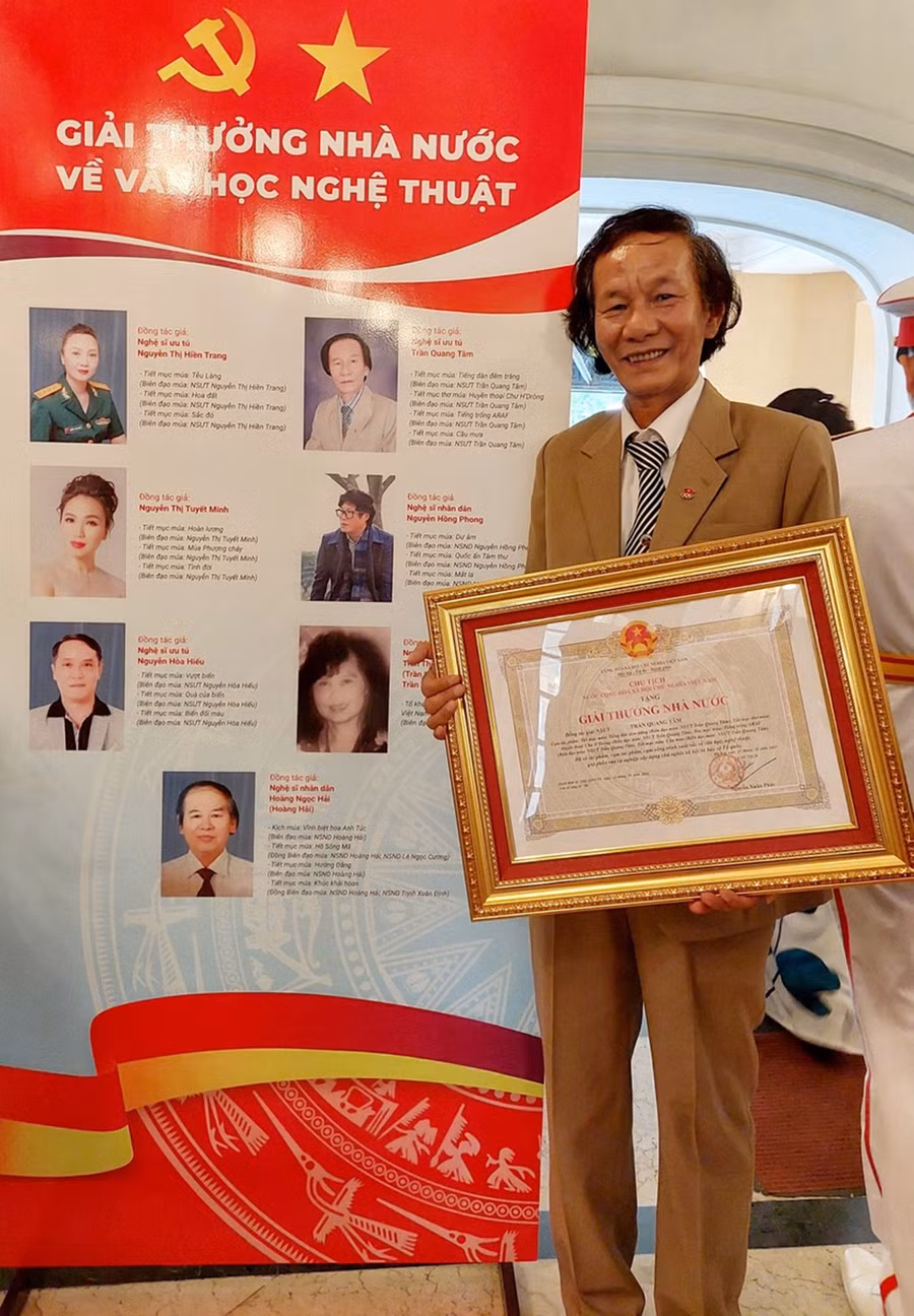 Nghệ sĩ Ưu tú Quang Tâm nhận Giải thưởng Nhà nước về văn học nghệ thuật năm 2022 (ảnh nhân vật cung cấp). Nghệ sĩ Ưu tú Quang Tâm nhận Giải thưởng Nhà nước về văn học nghệ thuật năm 2022 (ảnh nhân vật cung cấp).