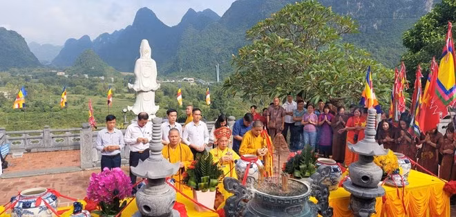 Lễ rước nước thiêng từ Thác Bản Giốc lên điện chính chùa Phật tích Trúc Lâm Bản Giốc cầu quốc thái dân an. (Ảnh: Chu Hiệu/TTXVN) Lễ rước nước thiêng từ Thác Bản Giốc lên điện chính chùa Phật tích Trúc Lâm Bản Giốc cầu quốc thái dân an. (Ảnh: Chu Hiệu/TTXVN)