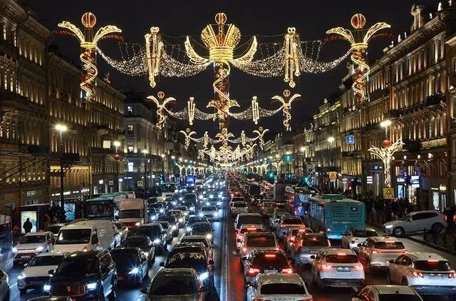 Đại lộ Nevsky ở TP.Saint Petersburg (Nga) trang trí đèn rực rỡ dịp năm mới. ẢNH: REUTERS