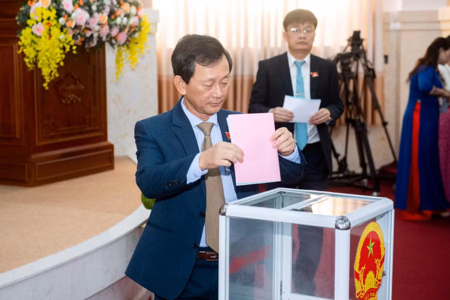 Chủ tọa bỏ phiếu tín nhiệm. Ảnh: Đức Thành