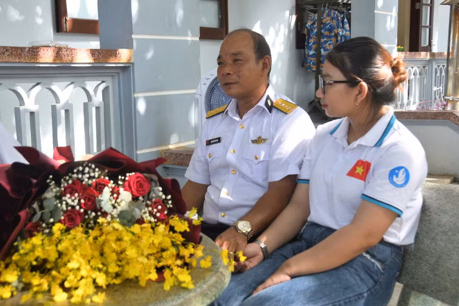 Suốt buổi trò chuyện, anh Đức Anh luôn nắm chặt lấy tay con gái. Ảnh: NỮ VƯƠNG