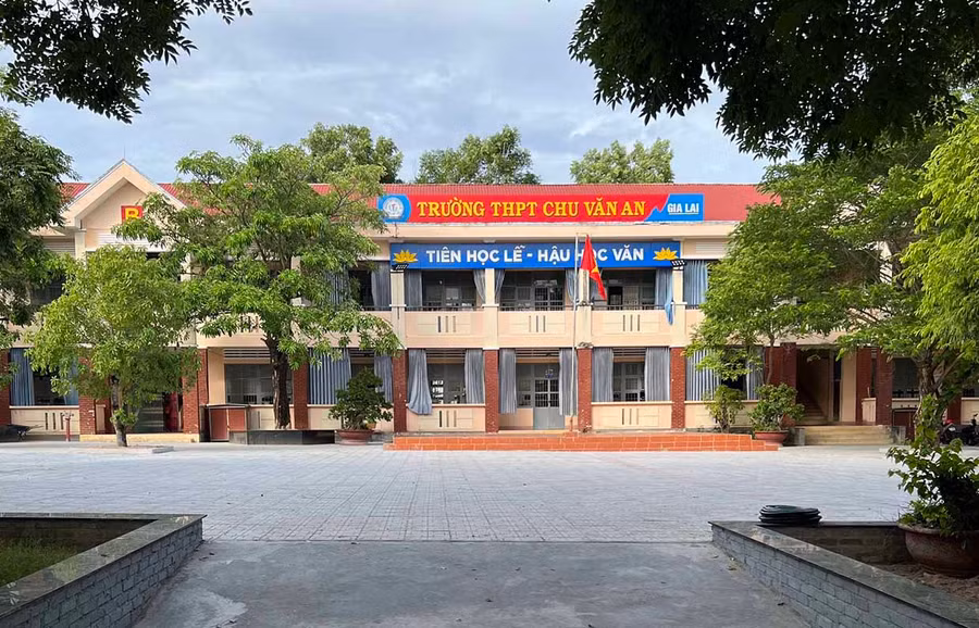 Trường THPT Chu Văn An (huyện Krông Pa) vừa cải tạo lại khuôn viên sân trường sạch đẹp để chuẩn bị cho Kỳ thi tốt nghiệp THPT năm 2023. Ảnh: Mộc Trà