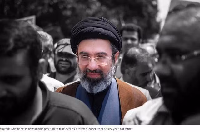 Ông Mojtaba Khamenei được cho là một trong những người kế nhiệm tiềm năng của người cha. ẢNH CHỤP MÀN HÌNH THE TELEGRAPH
