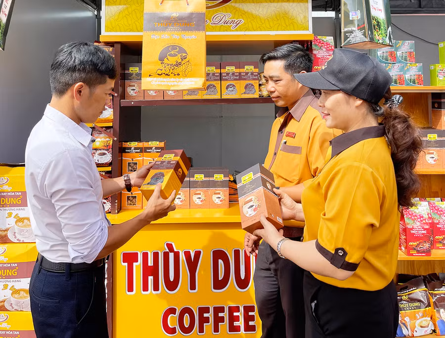Nhiều doanh nghiệp cà phê cho biết giữ ổn định giá bán trong thời điểm này cũng chính là giữ ổn định nguồn khách hàng. Ảnh: Vũ Thảo