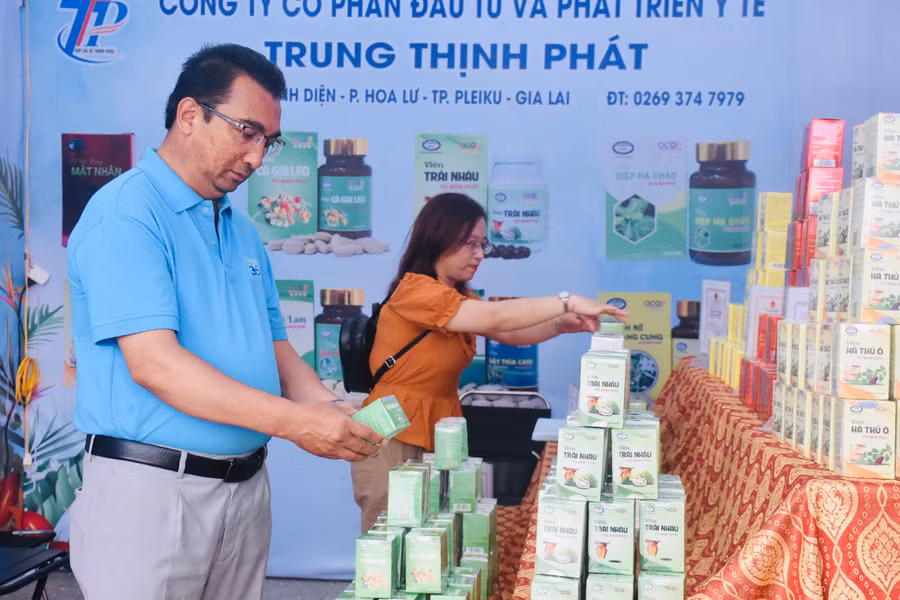 Công ty Cổ phần Đầu tư và Phát triển Y tế Trung Thịnh Phát (TP. Pleiku) đã đem đến Ngày hội những mặt hàng hỗ trợ sức khỏe. Ảnh: Trần Dung