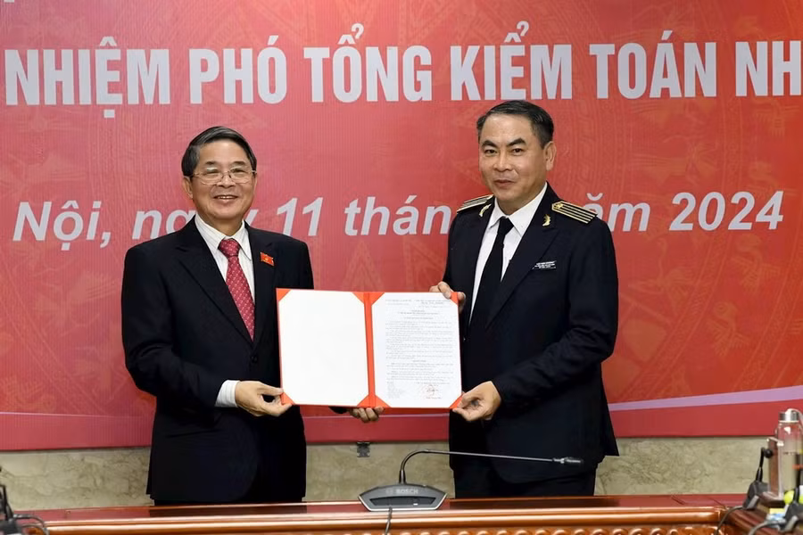 Ủy viên Ban Chấp hành Trung ương Đảng, Phó Chủ tịch Quốc hội Nguyễn Đức Hải trao Nghị quyết và chúc mừng tân Phó Tổng Kiểm toán nhà nước Trần Minh Khương. (Nguồn: Báo Kiểm Toán)