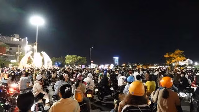 Nhiều tuyến đường ở Quy Nhơn đông nghịt người trong đêm bế mạc Tuần lễ Amazing Binh Dinh Fest 2024. Ảnh: THANH QUÂN