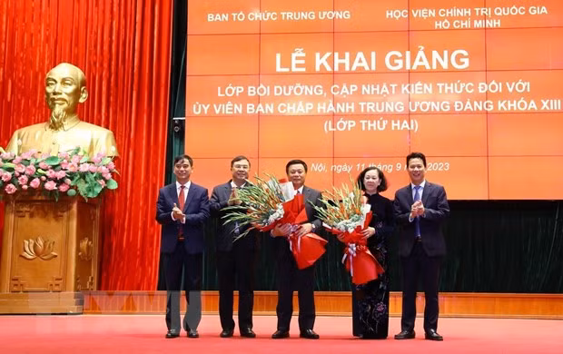 Ban Tổ chức lớp học tặng hoa bà Trương Thị Mai và Giáo sư-Tiến sỹ Nguyễn Xuân Thắng. (Ảnh: Văn Điệp/TTXVN) Ban Tổ chức lớp học tặng hoa bà Trương Thị Mai và Giáo sư-Tiến sỹ Nguyễn Xuân Thắng. (Ảnh: Văn Điệp/TTXVN)