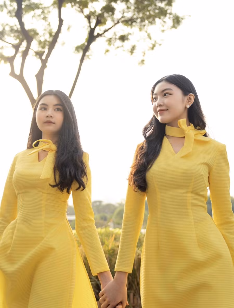 Con gái đầu lòng của Quyền Linh tên Thảo Linh (phải), được gọi thân mật là Lọ Lem. Còn cô con gái thứ 2 của nam MC là Thảo Ngọc, có biệt danh Hạt Dẻ. Cùng xinh đẹp, thu hút nhưng 2 chị em lại mang vẻ đẹp đối lập nhau. Con gái đầu lòng của Quyền Linh tên Thảo Linh (phải), được gọi thân mật là Lọ Lem. Còn cô con gái thứ 2 của nam MC là Thảo Ngọc, có biệt danh Hạt Dẻ. Cùng xinh đẹp, thu hút nhưng 2 chị em lại mang vẻ đẹp đối lập nhau.