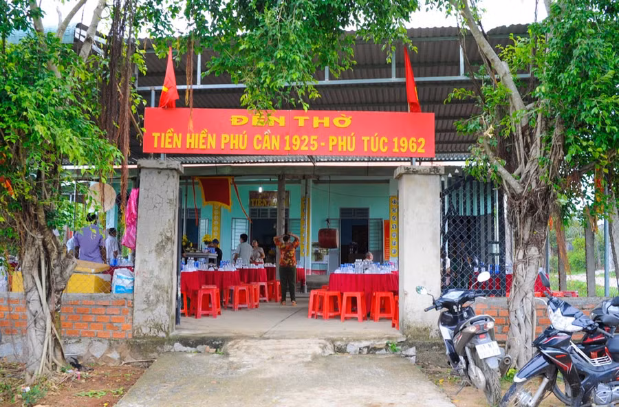 Đền thờ tiền hiền làng Phú Cần. Ảnh: L.H.S Đền thờ tiền hiền làng Phú Cần. Ảnh: L.H.S