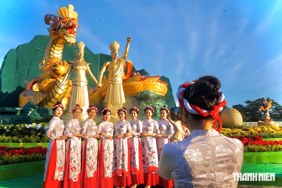 Ngay sau khi cụm linh vật được khánh thành, hàng trăm người dân TP.Quy Nhơn đã đến tham quan và check-in. Anh Nguyễn Văn Dũng (40 tuổi, TP.Quy Nhơn) cho biết: “Cụm linh vật năm nay của Bình Định thật sự rất đẹp. Cá nhân tôi thấy năm nay đẹp nhất trong những năm gần đây. Hai rồng phụ đã hoành tráng, rồng chính còn hoành tráng hơn”. Ảnh: Thanh Quân