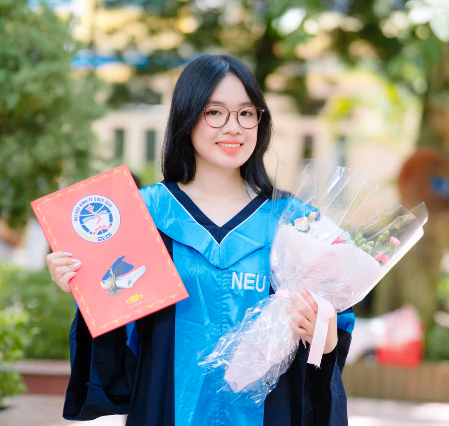 Cô gái xinh đẹp Bùi Hoàng Yến Nhi tốt nghiệp loại xuất sắc. Ảnh NVCC