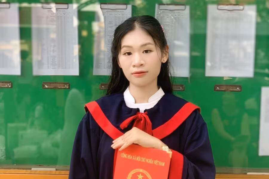 Lê Thị Huyền, thủ khoa khối C00 và đứng đầu các khối ở tỉnh Đắk Nông với tổng điểm xét tuyển là 29,5 điểm Lê Thị Huyền, thủ khoa khối C00 và đứng đầu các khối ở tỉnh Đắk Nông với tổng điểm xét tuyển là 29,5 điểm