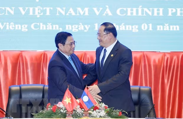 Thủ tướng Phạm Minh Chính và Thủ tướng Lào Sonexay Siphandone tại lễ ký kết Biên bản Kỳ họp lần thứ 45 Ủy ban liên Chính phủ Việt Nam-Lào. (Ảnh: Dương Giang/TTXVN)
