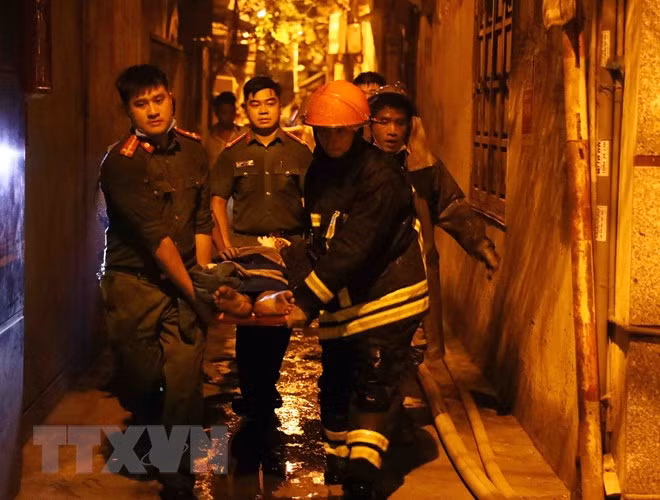 Đêm 12/9, tại một chung cư mini nằm sâu trong hẻm 29/70 Khương Hạ (quận Thanh Xuân, Hà Nội) xảy ra cháy lớn. (Ảnh: Phạm Kiên/TTXVN) Đêm 12/9, tại một chung cư mini nằm sâu trong hẻm 29/70 Khương Hạ (quận Thanh Xuân, Hà Nội) xảy ra cháy lớn. (Ảnh: Phạm Kiên/TTXVN)