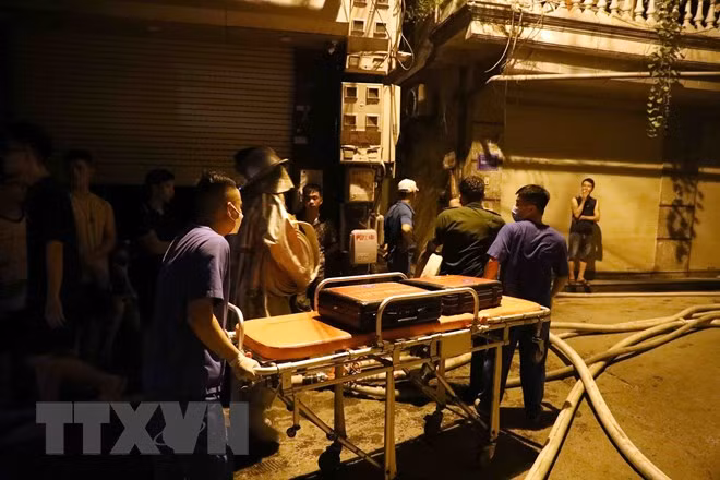 Lực lượng y tế có mặt tại hiện trường sẵn sàng cấp cứu người bị nạn. (Ảnh: Phạm Kiên/TTXVN) Lực lượng y tế có mặt tại hiện trường sẵn sàng cấp cứu người bị nạn. (Ảnh: Phạm Kiên/TTXVN)