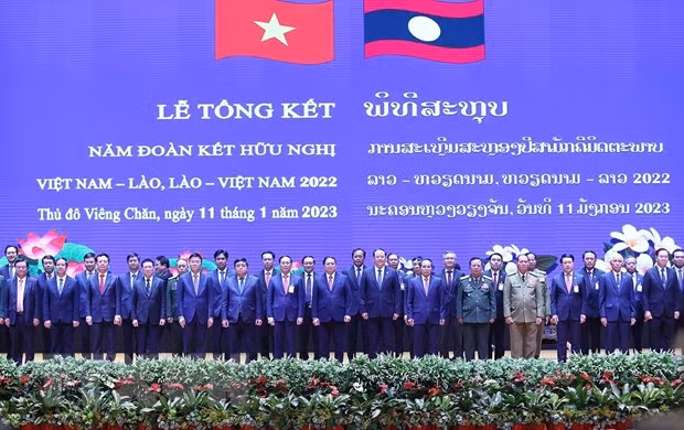 Thủ tướng Phạm Minh Chính và Thủ tướng Lào Sonexay Siphandone cùng các địa biểu tại Lễ tổng kết Năm Đoàn kết hữu nghị Việt Nam-Lào, Lào-Việt Nam 2022. (Ảnh: Dương Giang/TTXVN)