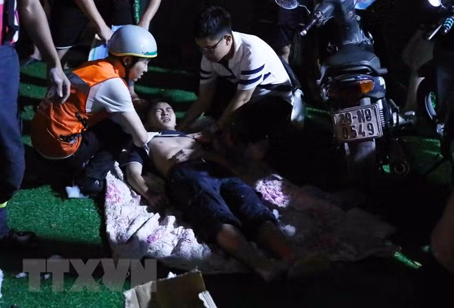 1 chiến sỹ Phòng cháy Chữa cháy bị thương được các nhân viên y tế sơ cứu. (Ảnh: Phạm Kiên/TTXVN) 1 chiến sỹ Phòng cháy Chữa cháy bị thương được các nhân viên y tế sơ cứu. (Ảnh: Phạm Kiên/TTXVN)