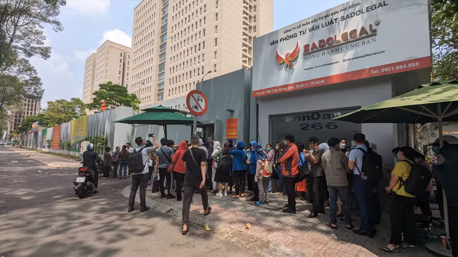 Nhiều người tới Công an TP.HCM để gửi đơn tố cáo, ghi nhận vào sáng 20.4. Ảnh: Anh Tú