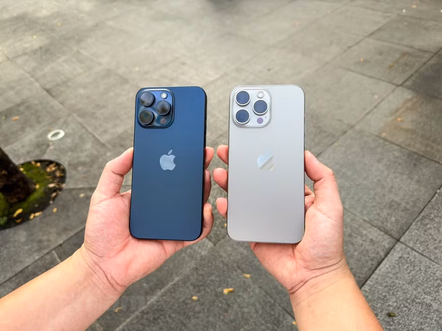 Mặt sau của iPhone 15 Pro Max. Mức giá niêm yết cho iPhone 15 Pro Max tại Việt Nam là 34,99 triệu. Mức giá này cao hơn đáng kể so với thế hệ trước bởi máy có dung lượng bộ nhớ thấp nhất từ 256GB. (Ảnh: PV/Vietnam+)