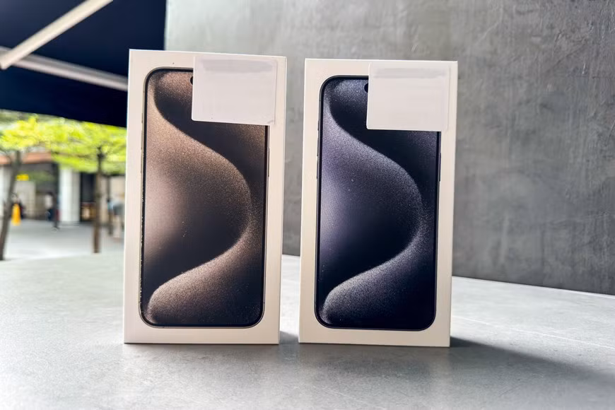 Đặc biệt, với bộ đôi iPhone 15 Pro và 15 Pro Max, nâng cấp lớn đáng chú ý phải kể đến là khung viền Titanium cùng 4 màu sắc Titan Tự nhiên, Titan Xanh, Titan Trắng và Titan Đen. (Ảnh: PV/Vietnam+)