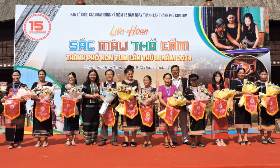 Ban tổ chức tặng hoa và cờ lưu niệm cho các đội tham gia. Ảnh: TH