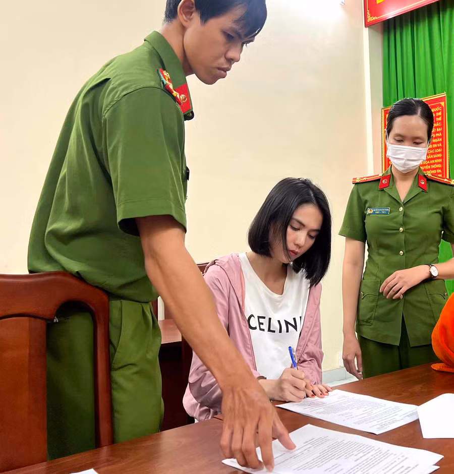 Ngọc Trinh tại cơ quan công an. Ảnh: CACC