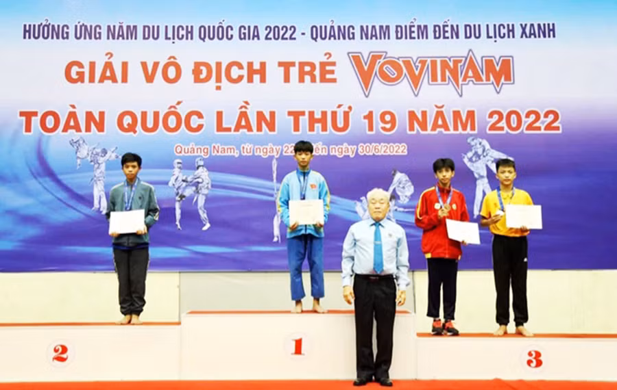 Nguyễn Xuân Tuấn Long giành huy chương vàng ở Giải Vô địch trẻ Vovinam năm 2022. Ảnh: Kiều Nga Nguyễn Xuân Tuấn Long giành huy chương vàng ở Giải Vô địch trẻ Vovinam năm 2022. Ảnh: Kiều Nga