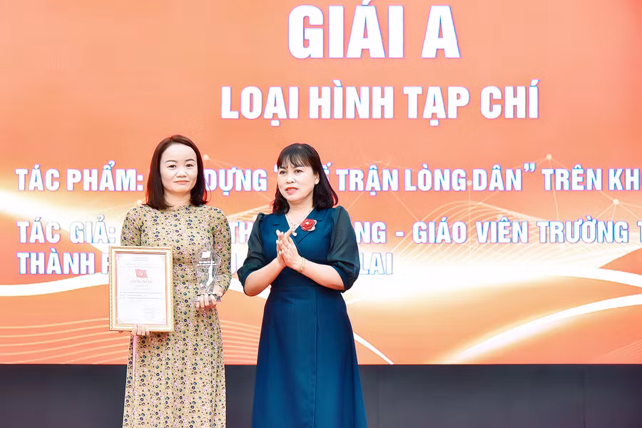 Bà Phạm Thị Lan-Phó Chủ tịch Ủy ban MTTQ Việt Nam tỉnh trao giải A loại hình tạp chí Cuộc thi “Chính luận về bảo vệ nền tảng tư tưởng của Đảng, đấu tranh phản bác các quan điểm sai trái, thù địch” năm 2023. Ảnh: Đức Thụy Bà Phạm Thị Lan-Phó Chủ tịch Ủy ban MTTQ Việt Nam tỉnh trao giải A loại hình tạp chí Cuộc thi “Chính luận về bảo vệ nền tảng tư tưởng của Đảng, đấu tranh phản bác các quan điểm sai trái, thù địch” năm 2023. Ảnh: Đức Thụy