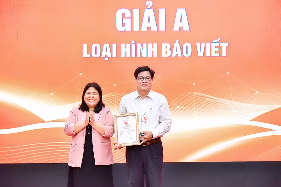 Chị Hà Thị Giang Thảo-Tỉnh ủy viên, Bí thư Tỉnh Đoàn trao giải A thể loại báo in cuộc thi “Chính luận về bảo vệ nền tảng tư tưởng của Đảng, đấu tranh phản bác các quan điểm sai trái, thù địch” năm 2023. Ảnh: Đức Thụy Chị Hà Thị Giang Thảo-Tỉnh ủy viên, Bí thư Tỉnh Đoàn trao giải A thể loại báo in cuộc thi “Chính luận về bảo vệ nền tảng tư tưởng của Đảng, đấu tranh phản bác các quan điểm sai trái, thù địch” năm 2023. Ảnh: Đức Thụy