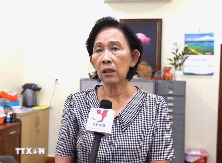 Bà Phạm Thanh Thủy, Phó Chủ tịch Hội Khmer-Việt Nam tại Campuchia, bày tỏ tình cảm kính trọng và tiếc thương vô hạn của cộng đồng người gốc Việt tại Campuchia đối với Tổng Bí thư Nguyễn Phú Trọng. (Ảnh: Hoàng Minh/TTXVN)