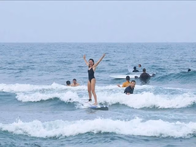 Người dân và du khách tìm đến biển Đà Nẵng trong những ngày hè. Ảnh: Huy Đạt