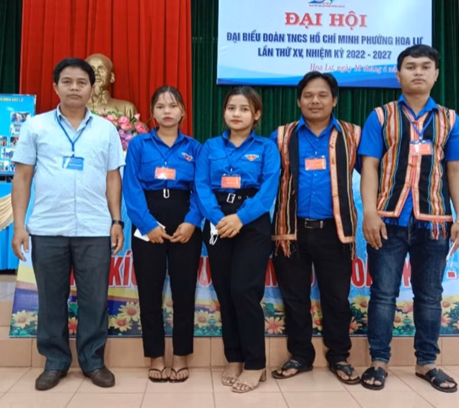Anh Rơ Chăm Thót (bìa trái) dự Đại hội Đoàn phường Hoa Lư. Ảnh: T.H