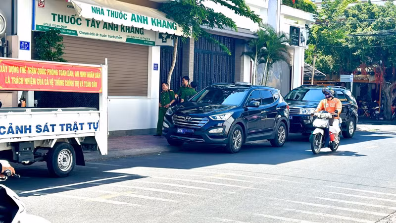 Cơ quan CSĐT khám xét nhà ông Xà Dương Thắng, nguyên Giám đốc Sở Xây dựng tỉnh Bình Thuận.