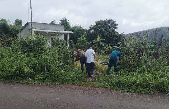 Khu vực nơi phát hiện thi thể người phụ nữ bị quấn chặt, đốt cháy Khu vực nơi phát hiện thi thể người phụ nữ bị quấn chặt, đốt cháy