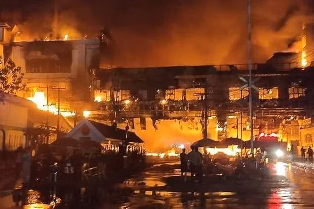 Vụ cháy tại một tổ hợp sòng bài-khách sạn ở Poipet, Campuchia. (Nguồn: AFP) Vụ cháy tại một tổ hợp sòng bài-khách sạn ở Poipet, Campuchia. (Nguồn: AFP)