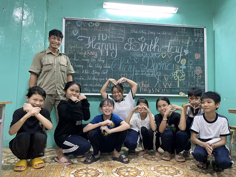 Buổi sinh nhật đầy tình yêu thương của thầy giáo và học sinh.