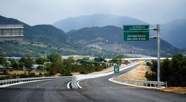 Những tấm biển ghi rõ cam kết của doanh nghiệp củng cố thêm niềm tin cho đông đảo người dân trên nhiều đoạn, nhiều tuyến đường cao tốc đi qua