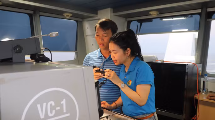 Tác giả tham gia phát thanh dã chiến trên tàu. Ảnh: Quang Khôi